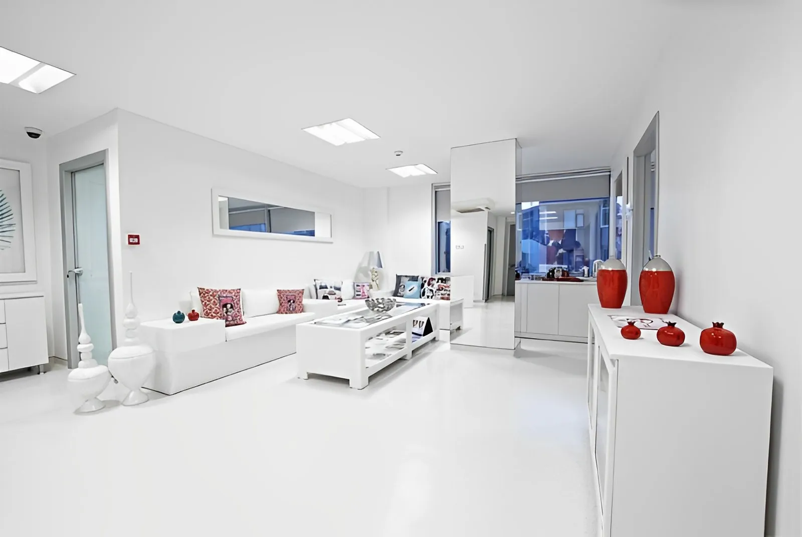 Clinica Anatomica Brasil por dentro com cadeiras confortáveis e um ambiente clínico agradável para aguardar ao transplante capilar