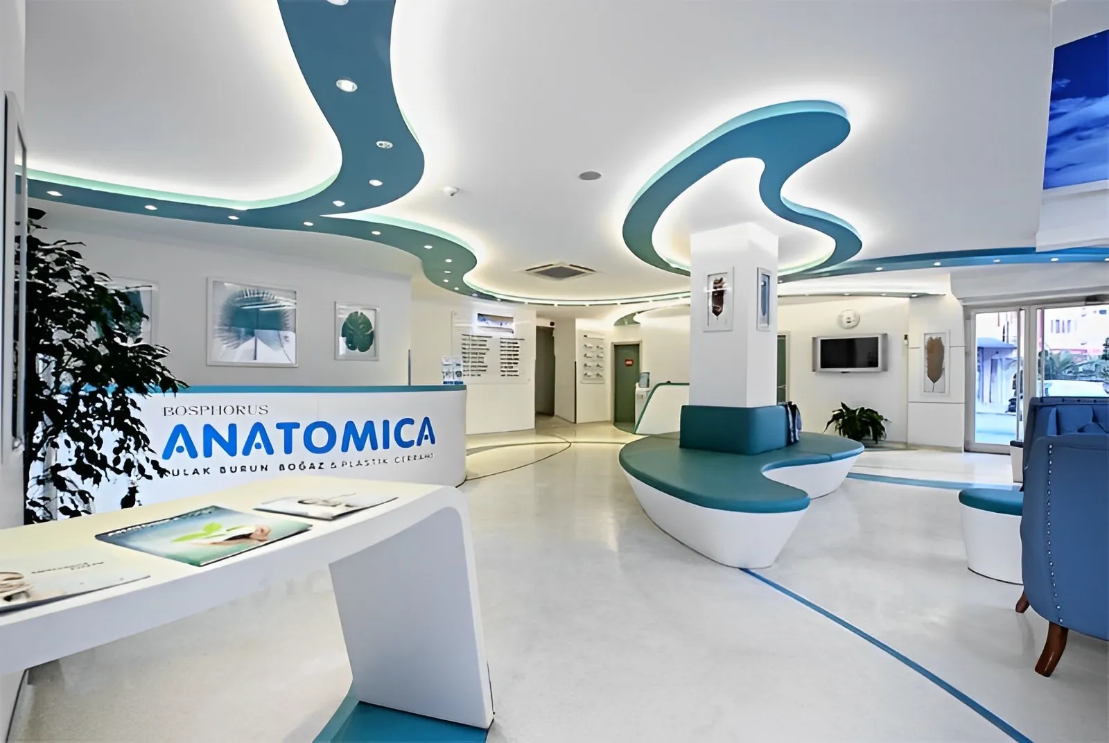 Recepção da clínica Anatomica Brasil por dentro com cadeiras confortáveis e um ambiente clínico agradável para aguardar ao transplante capilar