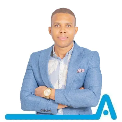 Walter Pereira olhando para a frente com roupa formal