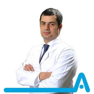 Dr. Ömer Cenker ILICALI olhando para a frente com roupa de doctor sorrindo