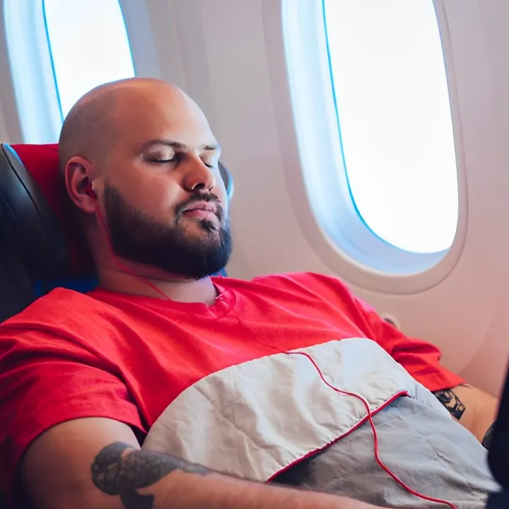 Paciente dormindo no avião sendo trasladado para a clínica Anatomica com cadeira VIP