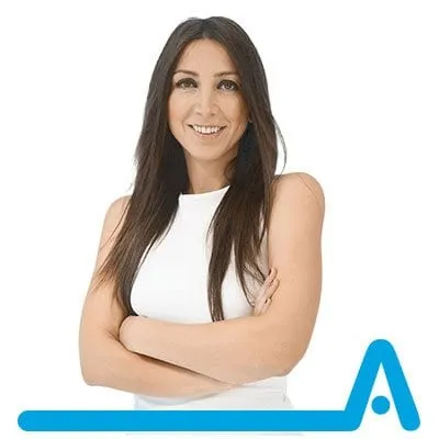 Gökben ACAR olhando para a frente com roupa de doctor sorrindo