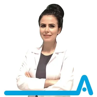 Hacer ERAYHAN olhando para a frente com roupa de doctor sorrindo