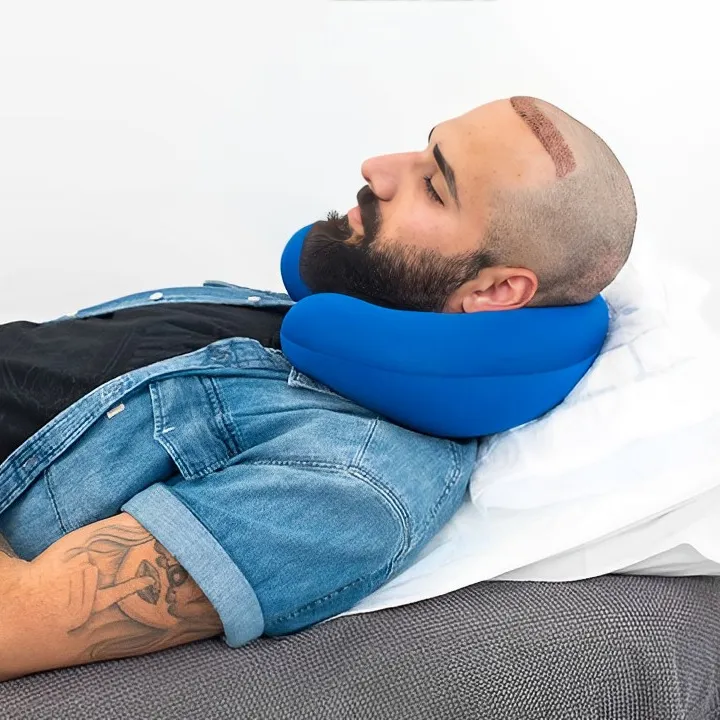 Paciente dormindo com travesseiro especial para se recuperar do transplante capilar